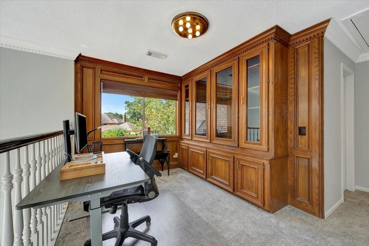 Home Office, Interior