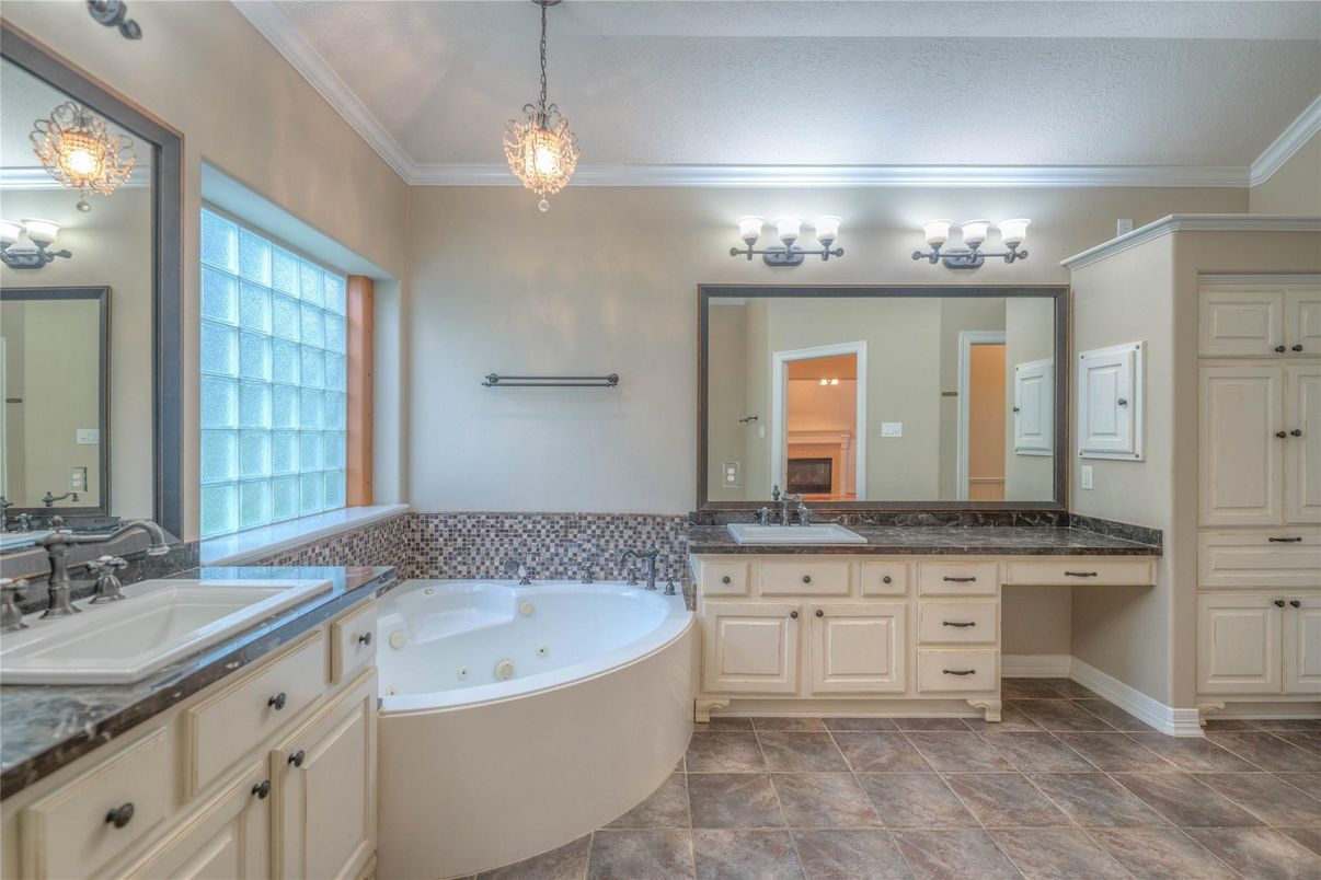 Bathroom, Dual Sink Vanities, Interior, Pendant Lights