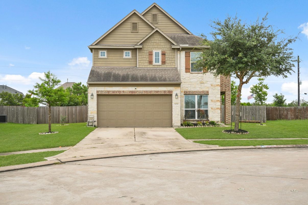 Attached, Exterior, Facade, Brick Traditional