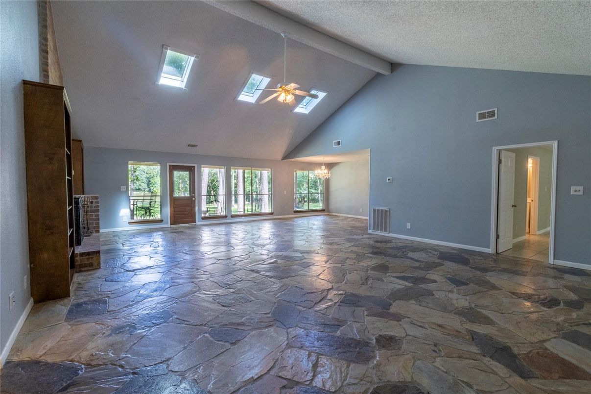 Empty room, Interior