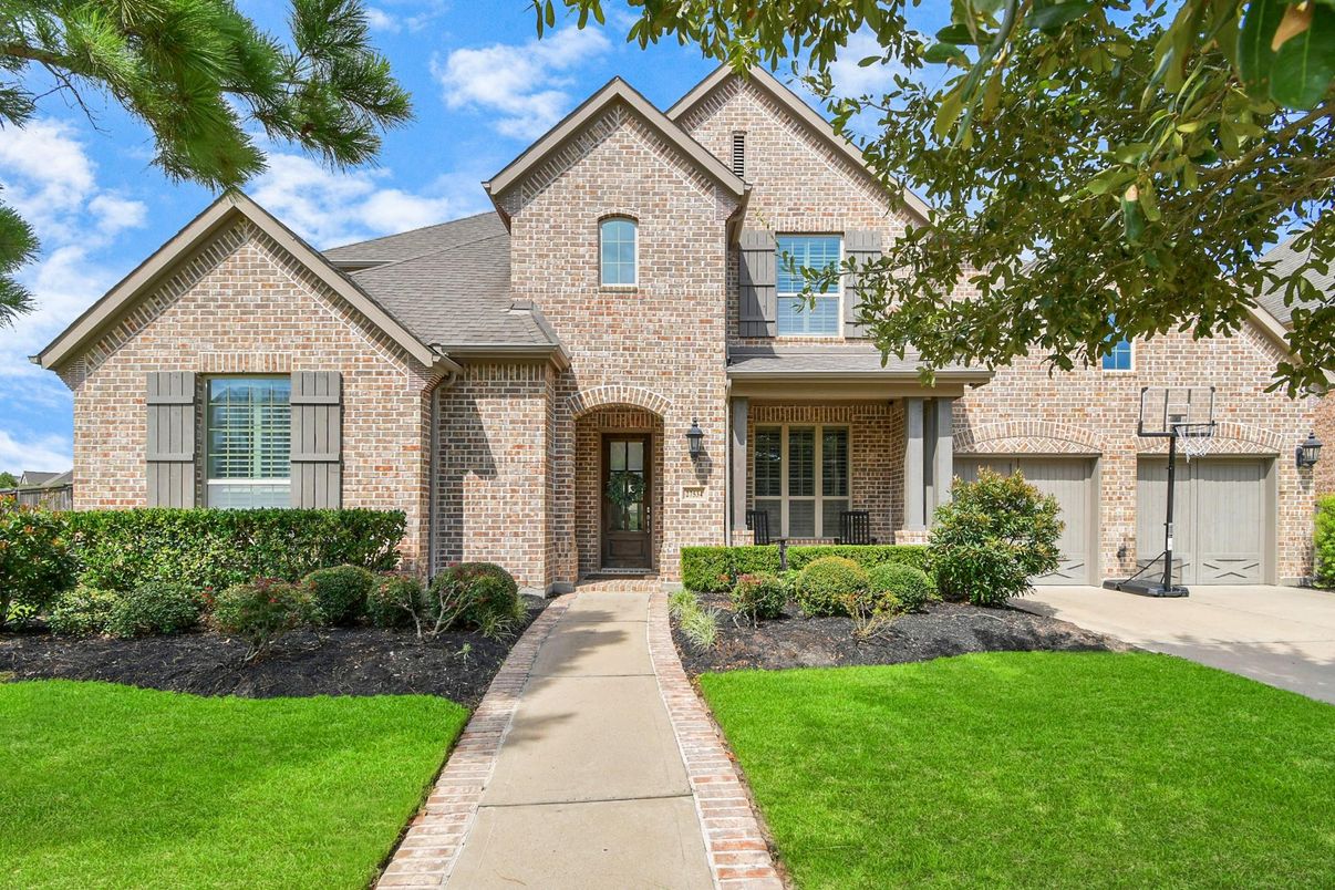 Exterior, Facade, Brick Facade, Brick Traditional