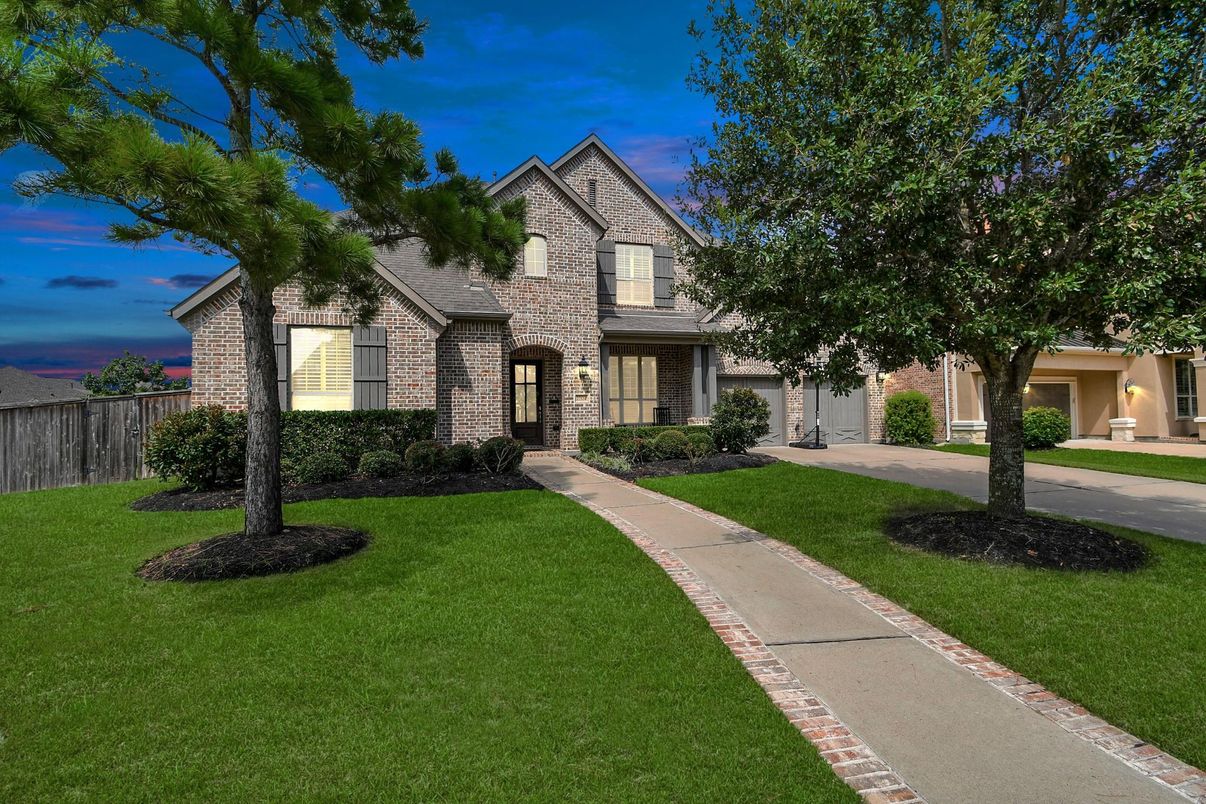 Backyard, Exterior, Facade, Brick Facade, Brick Traditional