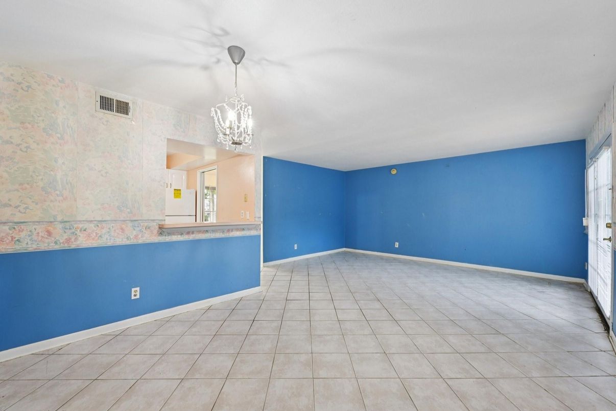 Chandelier, Empty room, Interior, Pendant Lights