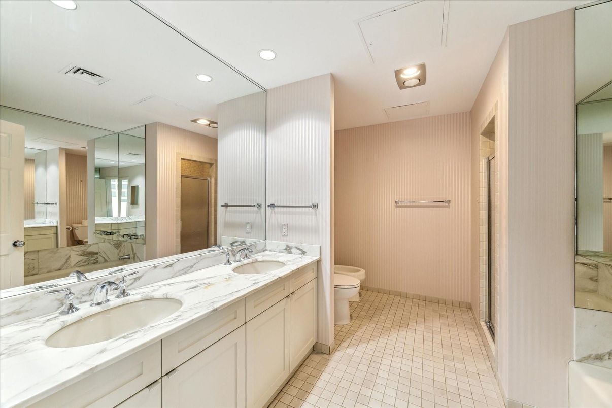 Bathroom, Dual Sink Vanities, Interior, Recessed Lighting