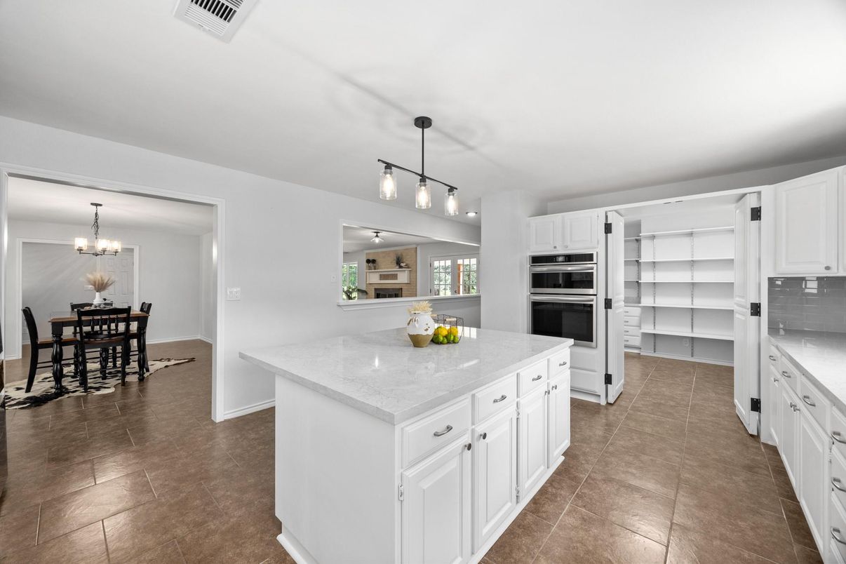 Chandelier, Dining room, Interior, Kitchen, Pendant Lights, Stainless Steel Appliances