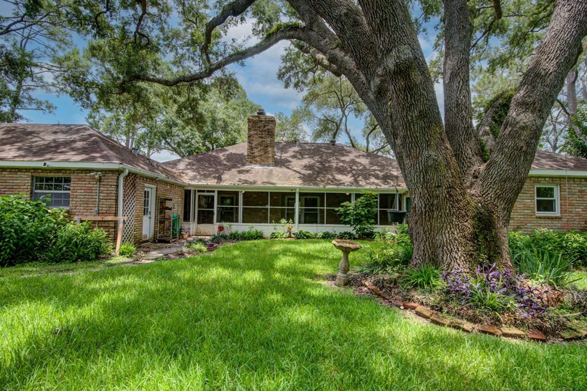 Exterior, Facade, Brick Facade, Ranch
