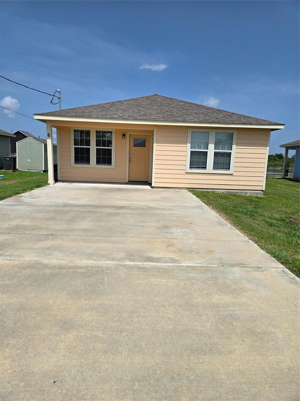 Backyard, Exterior, Facade, Ranch