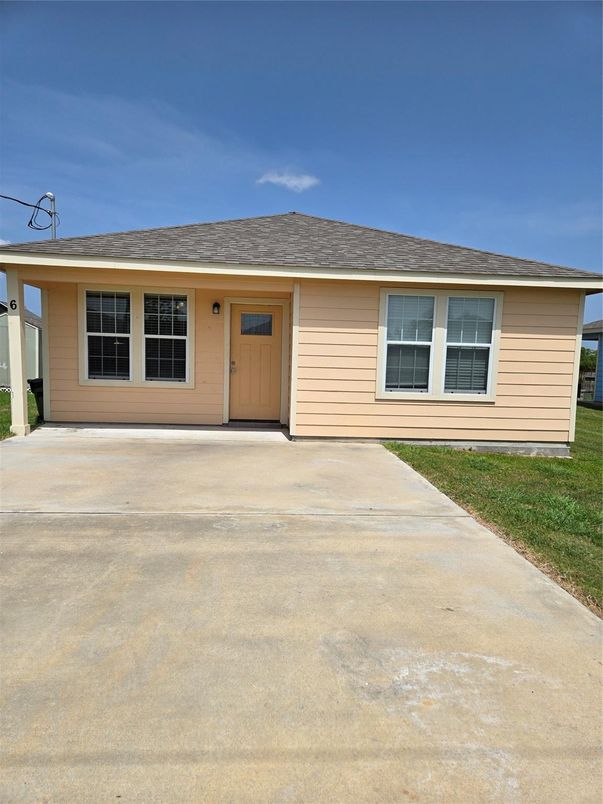 Exterior, Facade, Ranch