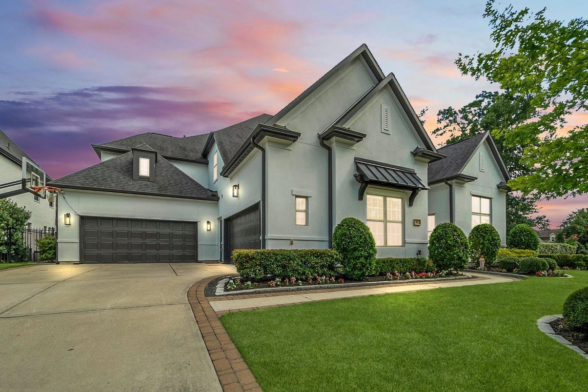 Attached, Exterior, Facade, Farmhouse