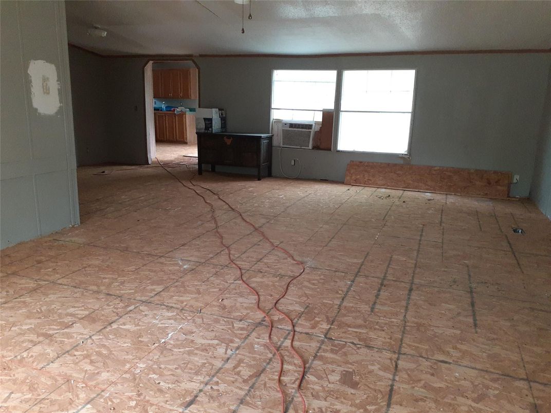 Empty room, Interior