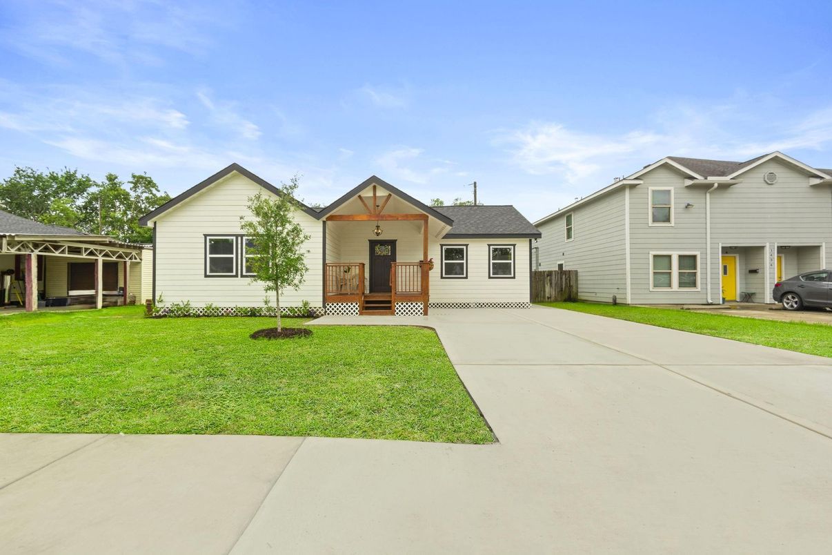 Backyard, Exterior, Facade, Farmhouse