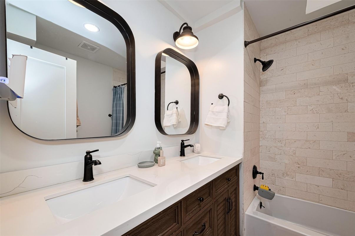 Bathroom, Dual Sink Vanities, Interior, Recessed Lighting