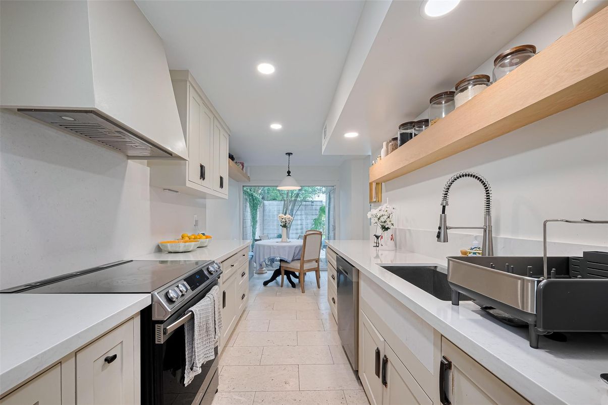 Dining room, Interior, Kitchen, Pendant Lights, Recessed Lighting, Stainless Steel Appliances