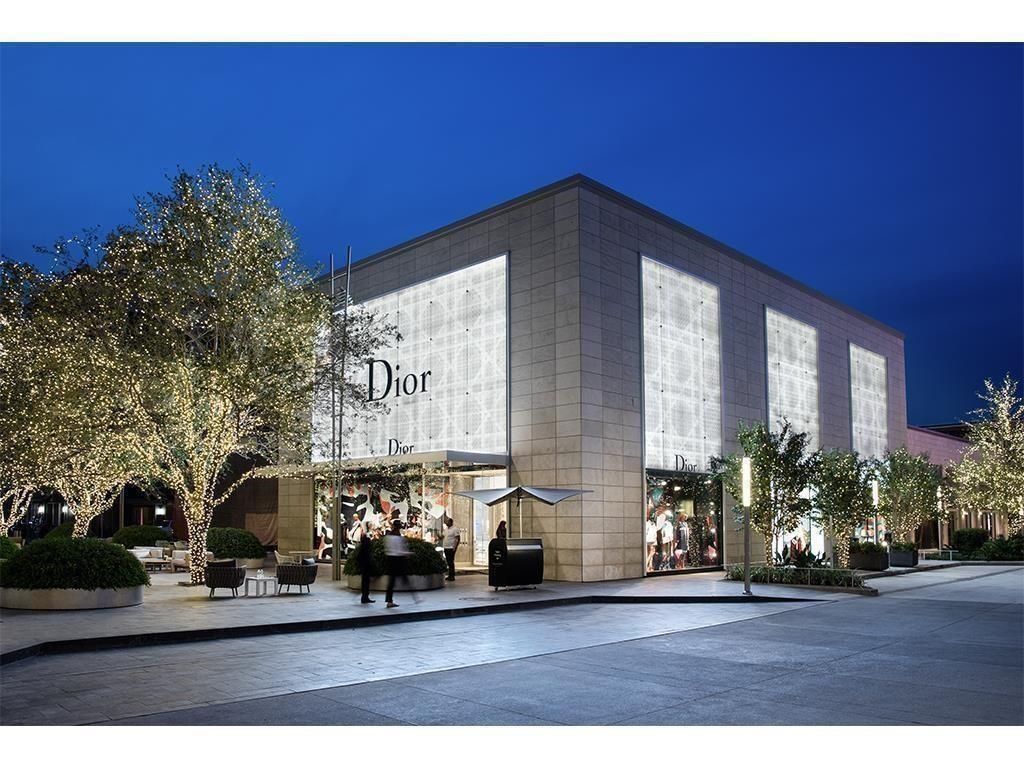Exterior, Facade, Modern