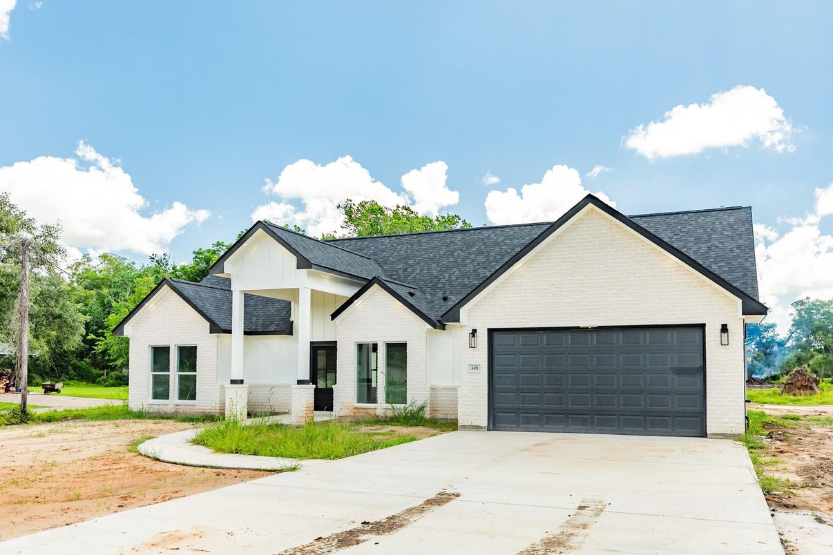Attached, Exterior, Facade, Farmhouse
