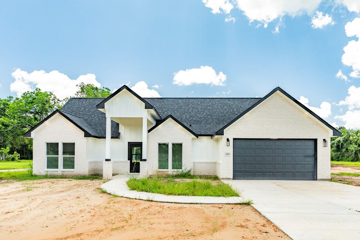 Attached, Exterior, Facade, Farmhouse
