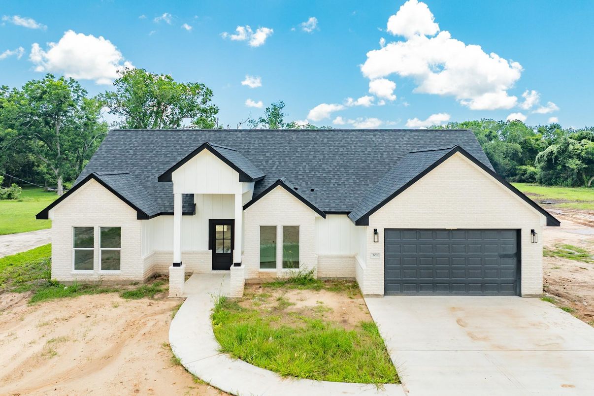 Attached, Exterior, Facade, Farmhouse