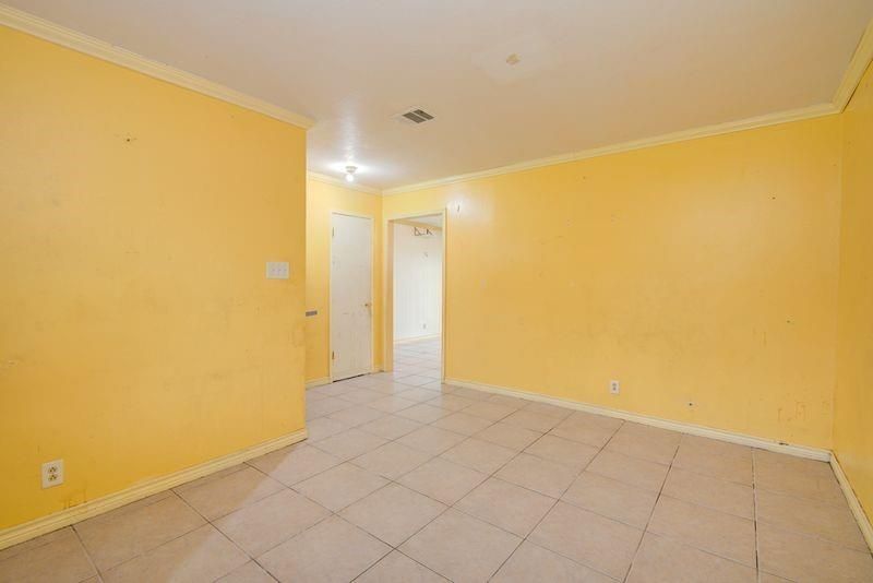 Empty room, Interior