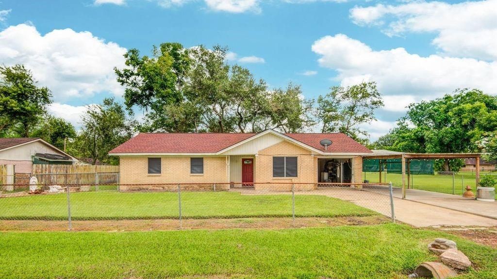 Backyard, Exterior, Facade, Brick Facade, Ranch