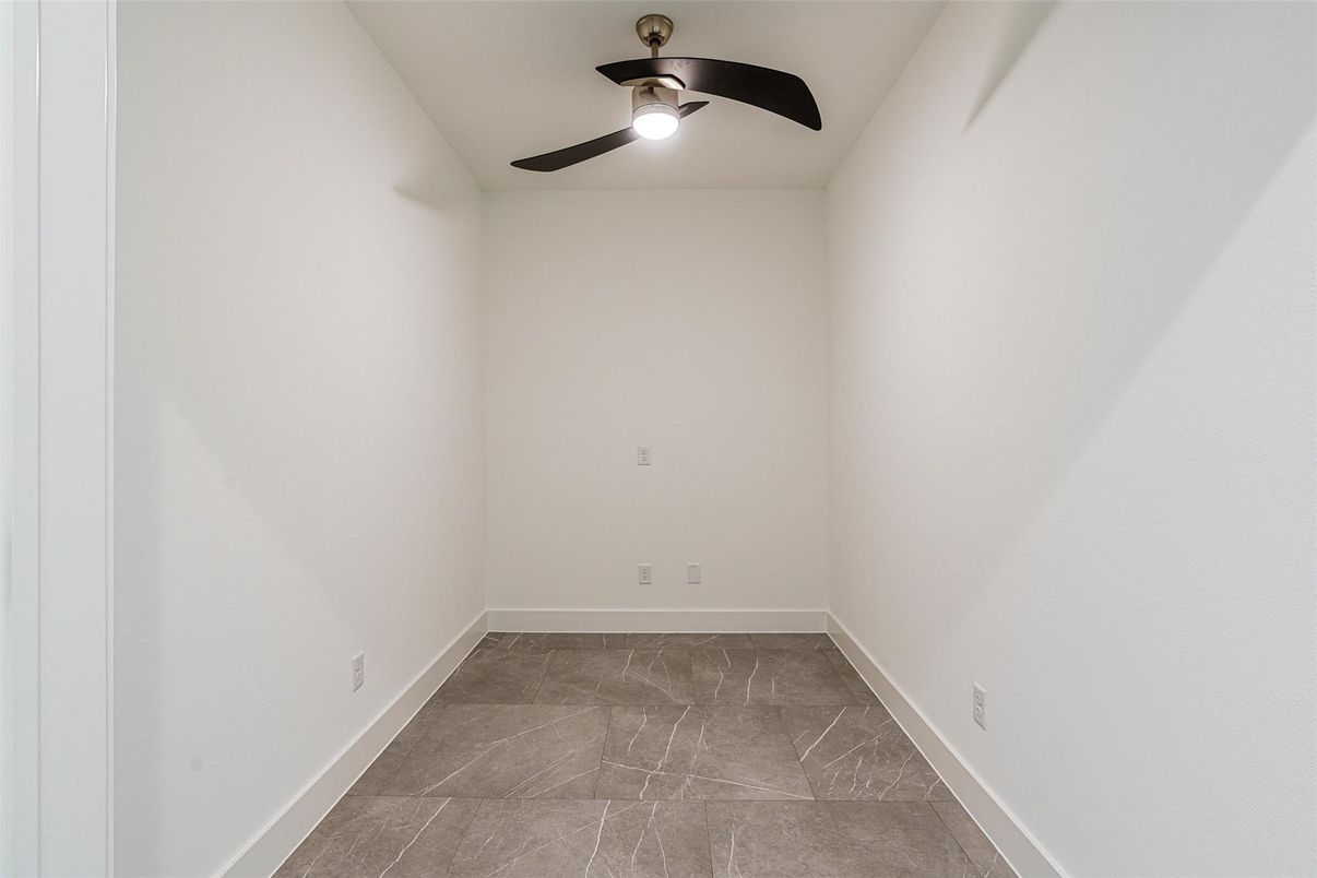 Empty room, Interior