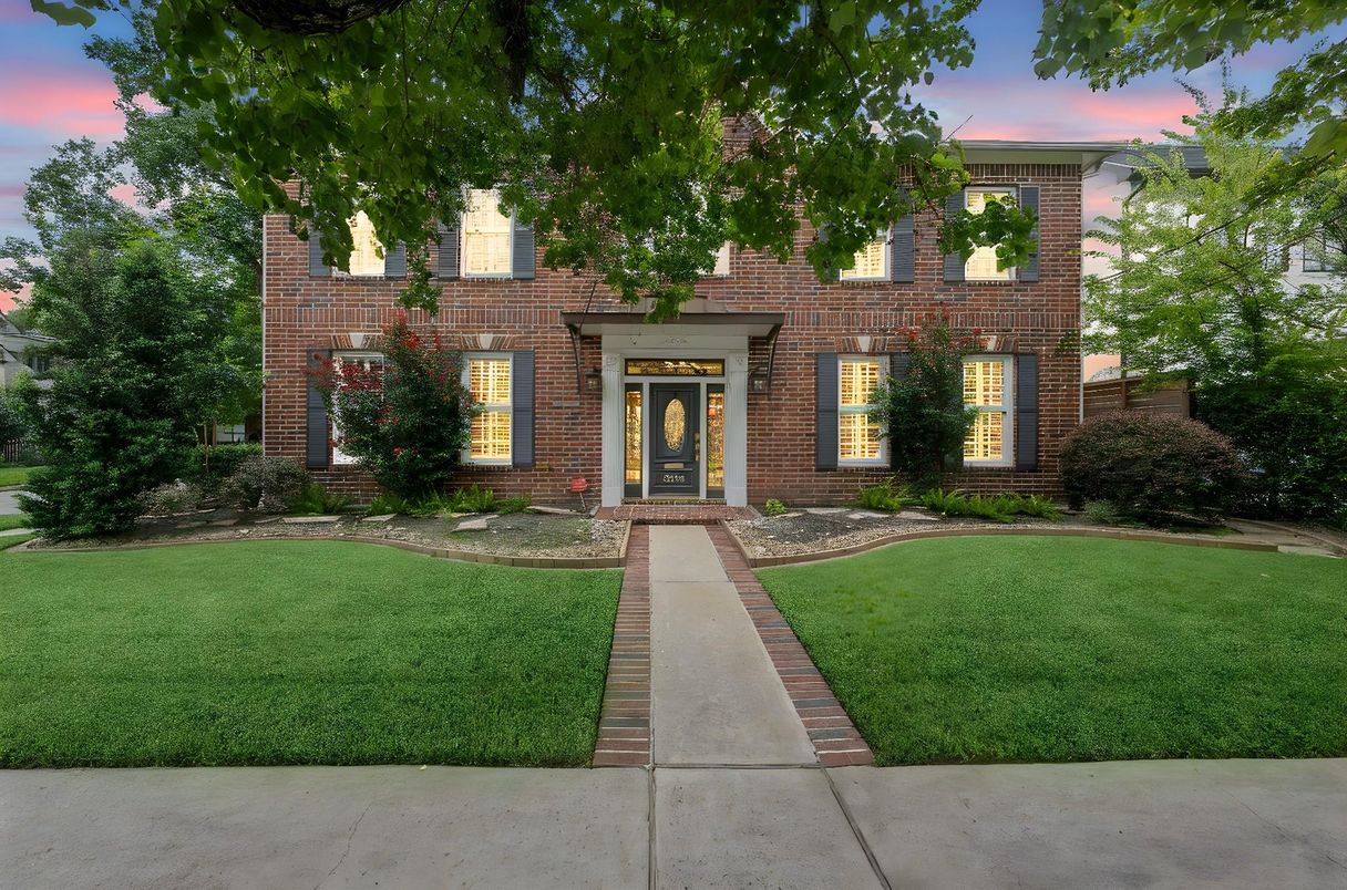 Exterior, Facade, Brick Facade, Georgian