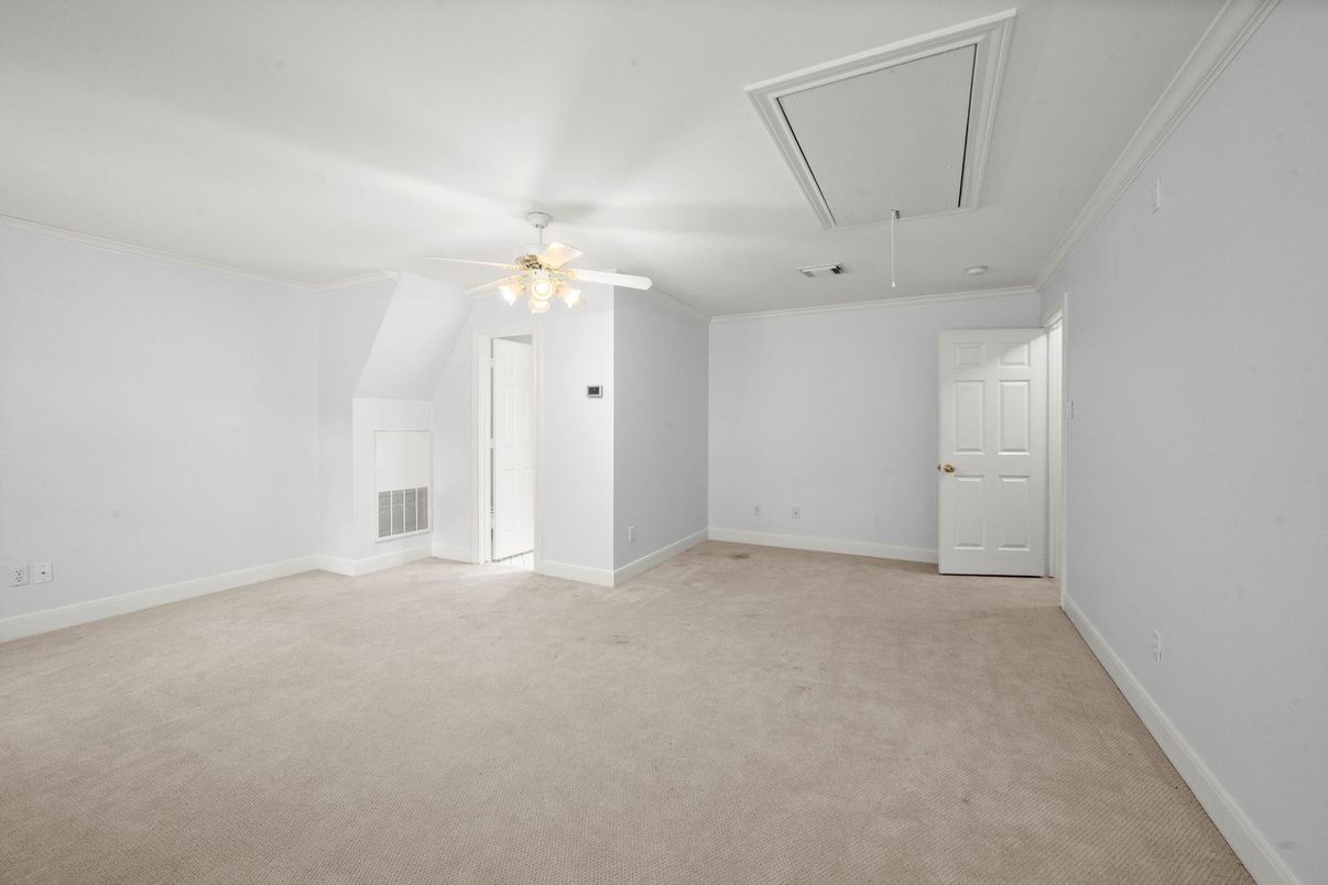 Empty room, Interior