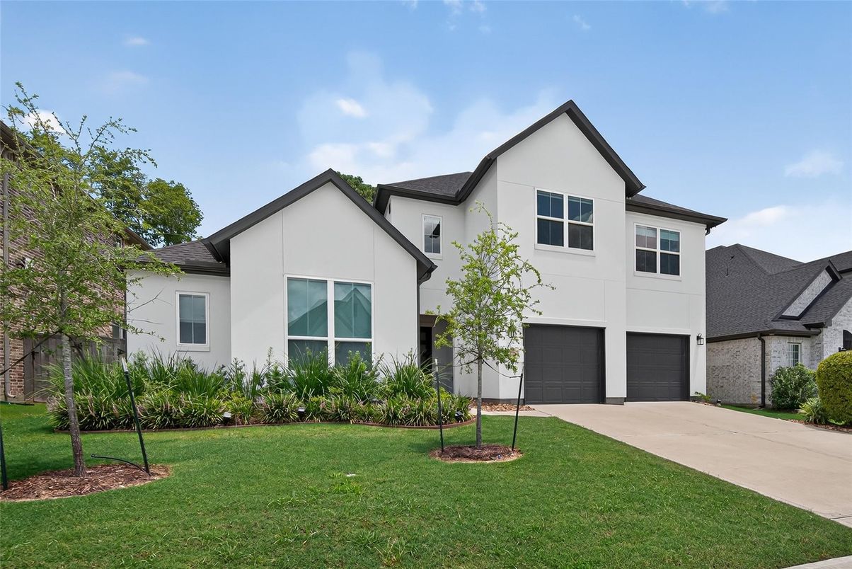 Attached, Exterior, Facade, Farmhouse