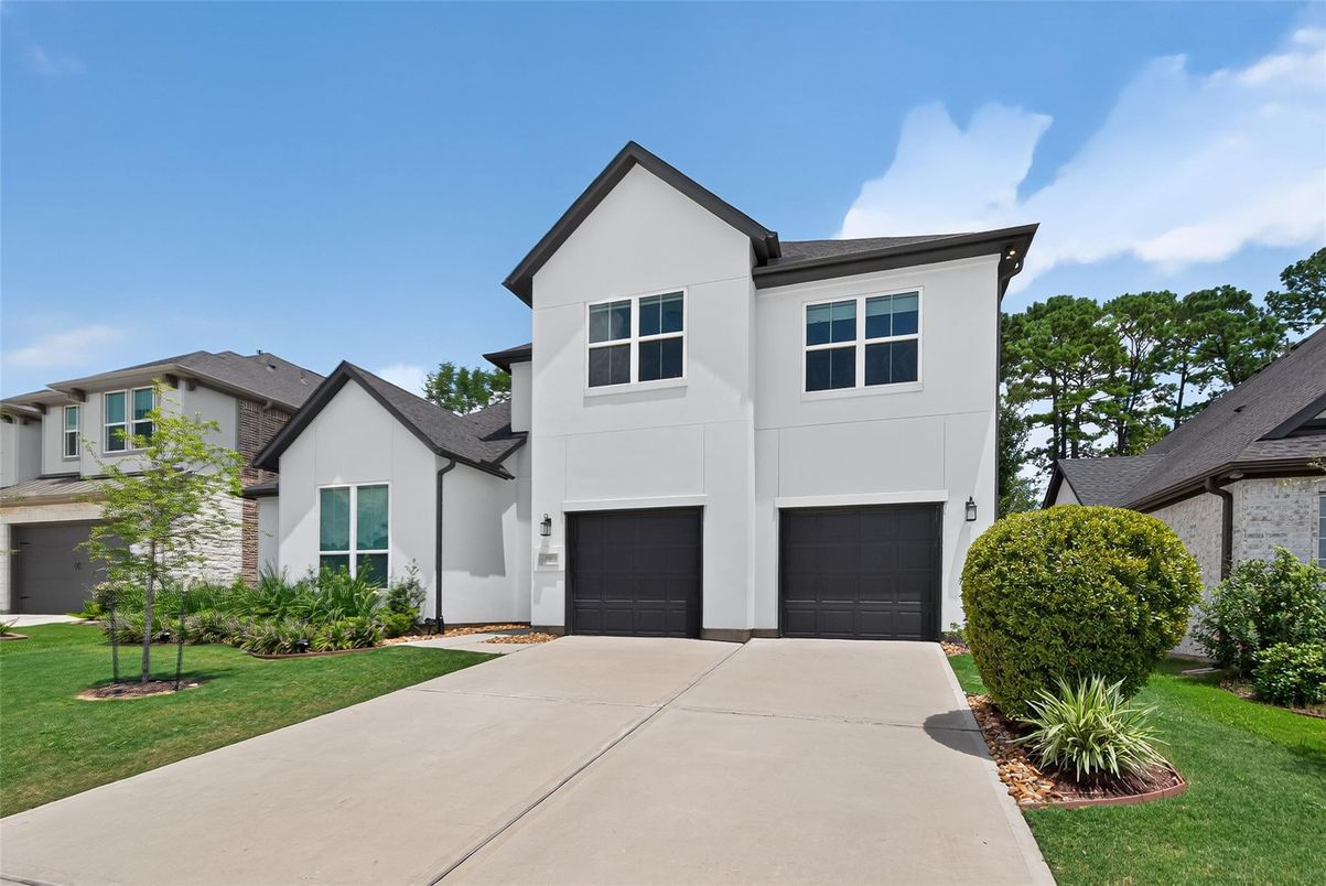 Attached, Exterior, Facade, Farmhouse