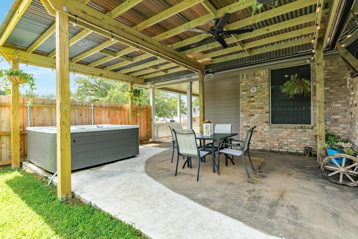 Exterior, Hot Tub