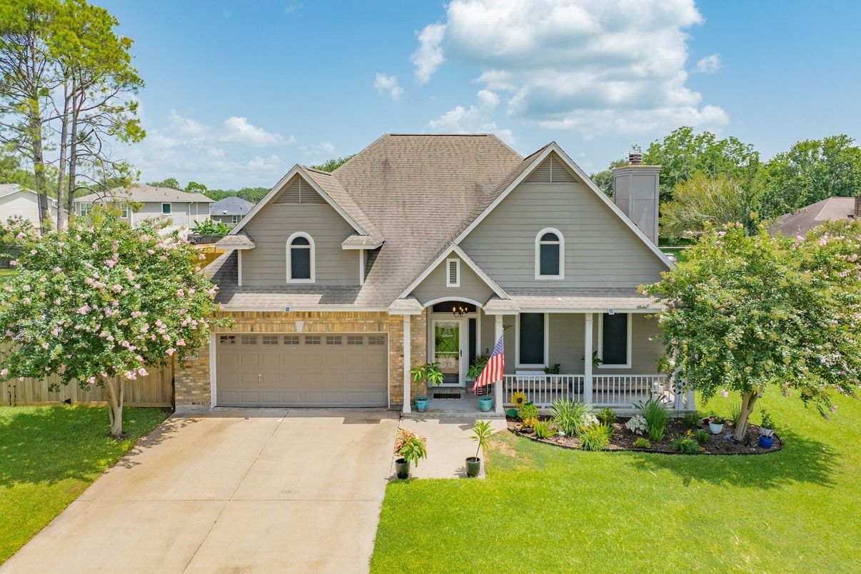 Attached, Exterior, Facade, American Craftsman