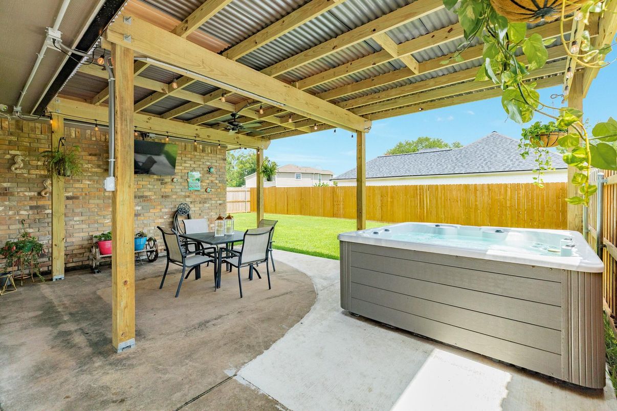 Exterior, Hot Tub