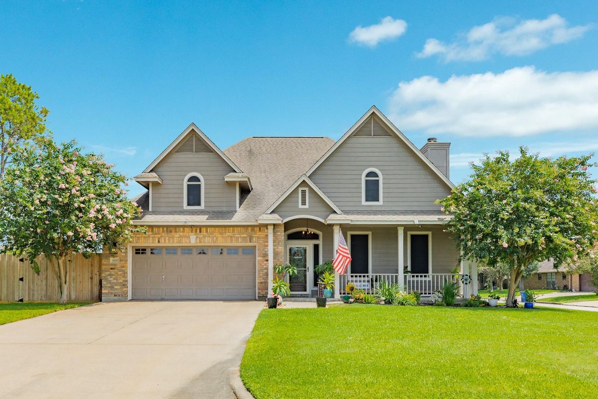 Attached, Exterior, Facade, American Craftsman
