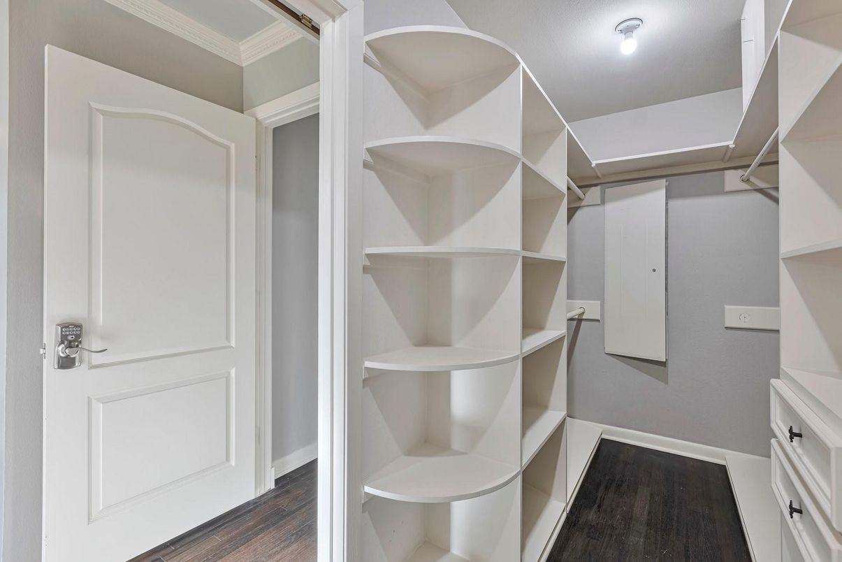 Interior, Walk-in Closets, Wood Texture Flooring