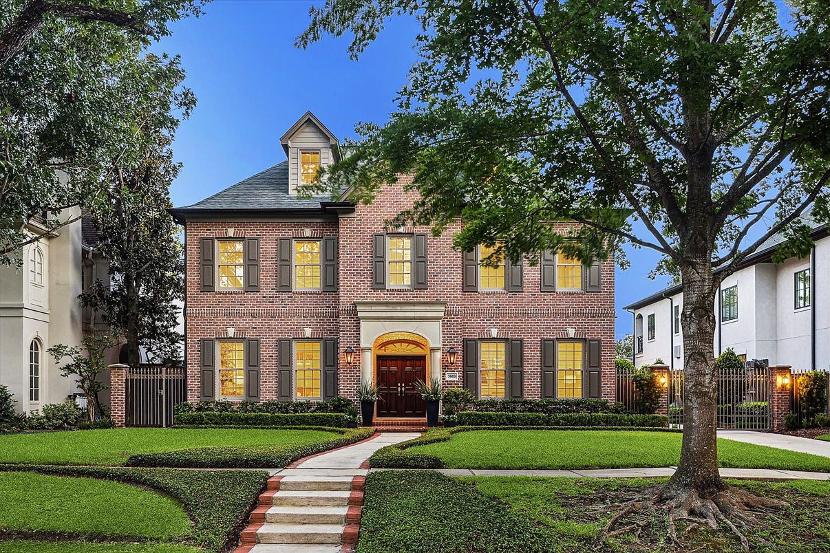Exterior, Facade, Brick Facade, Georgian