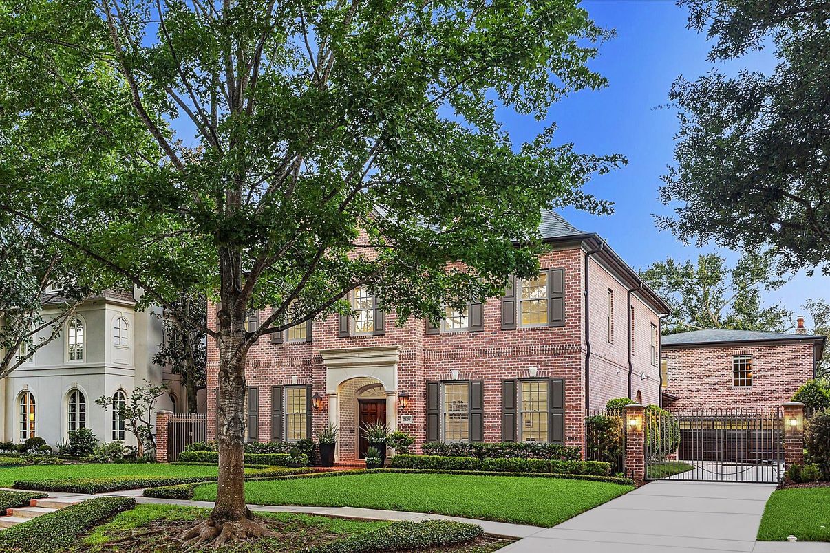 Exterior, Facade, Brick Facade, Georgian