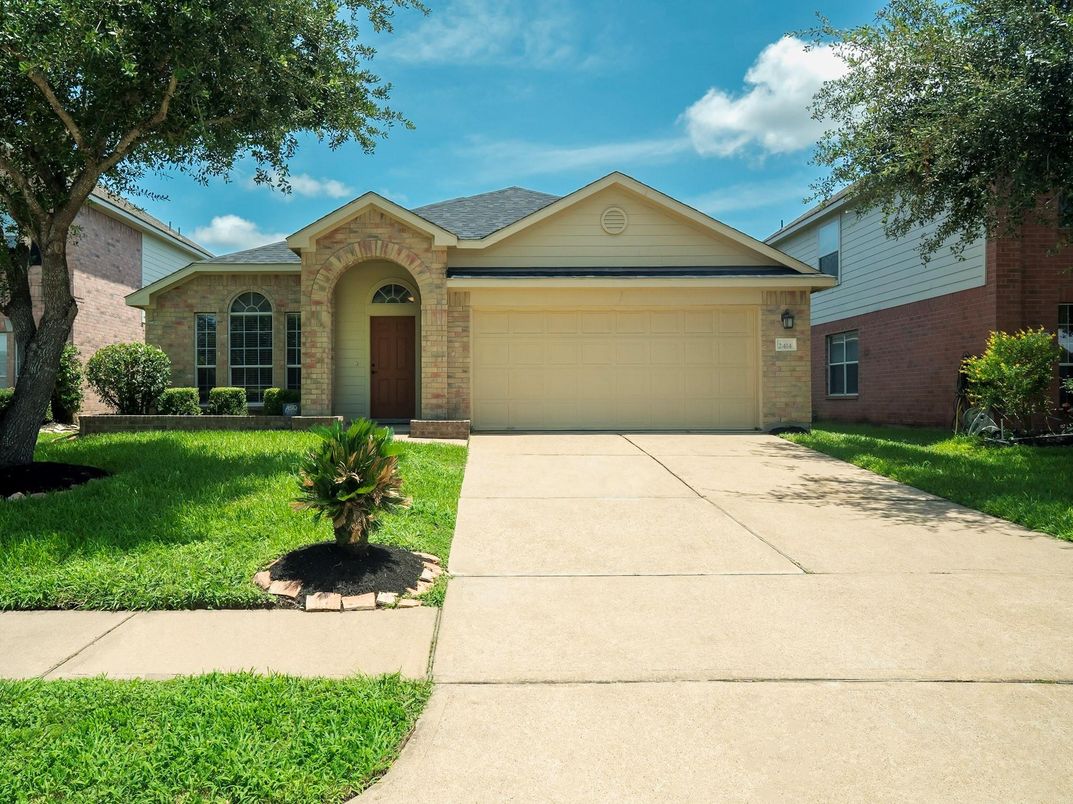 Attached, Exterior, Facade, Brick Facade, Ranch