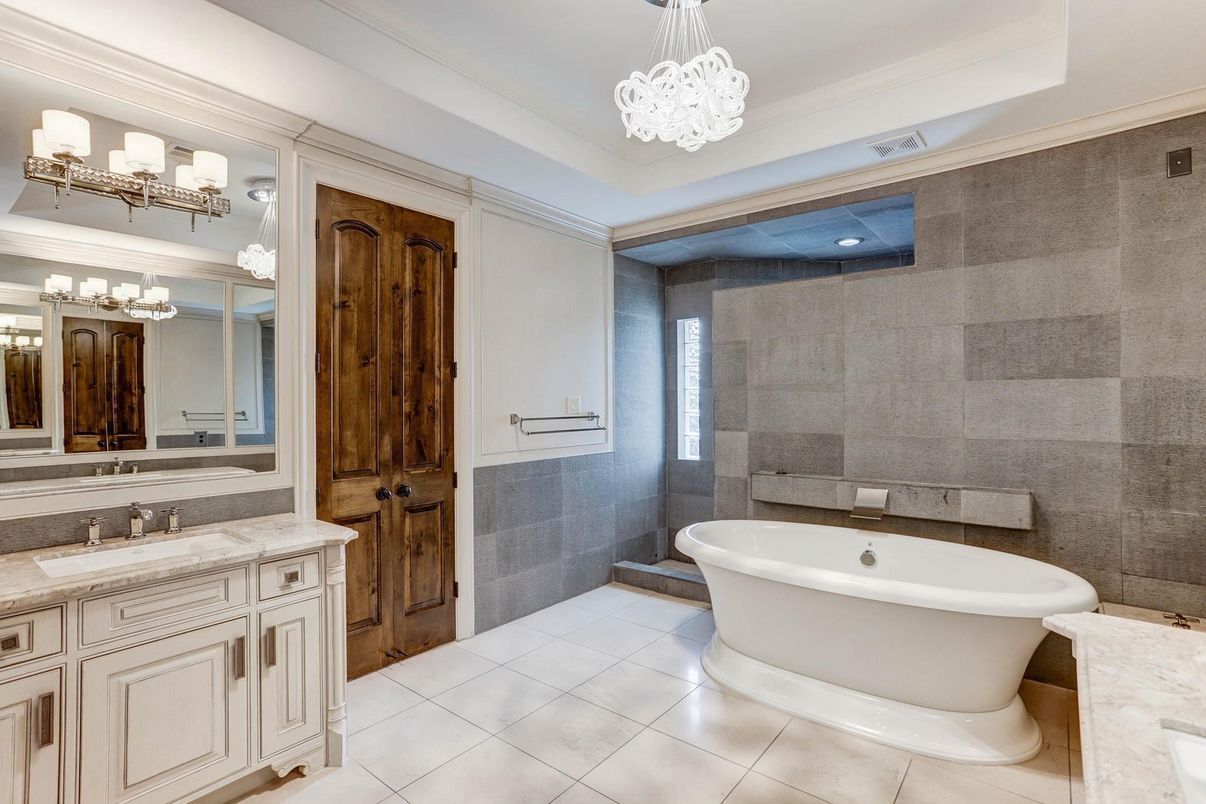 Bathroom, Chandelier, Free Standing Baths, Interior, Pendant Lights