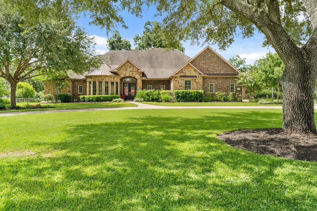 Backyard, Exterior, Facade, Brick Facade, Log Home