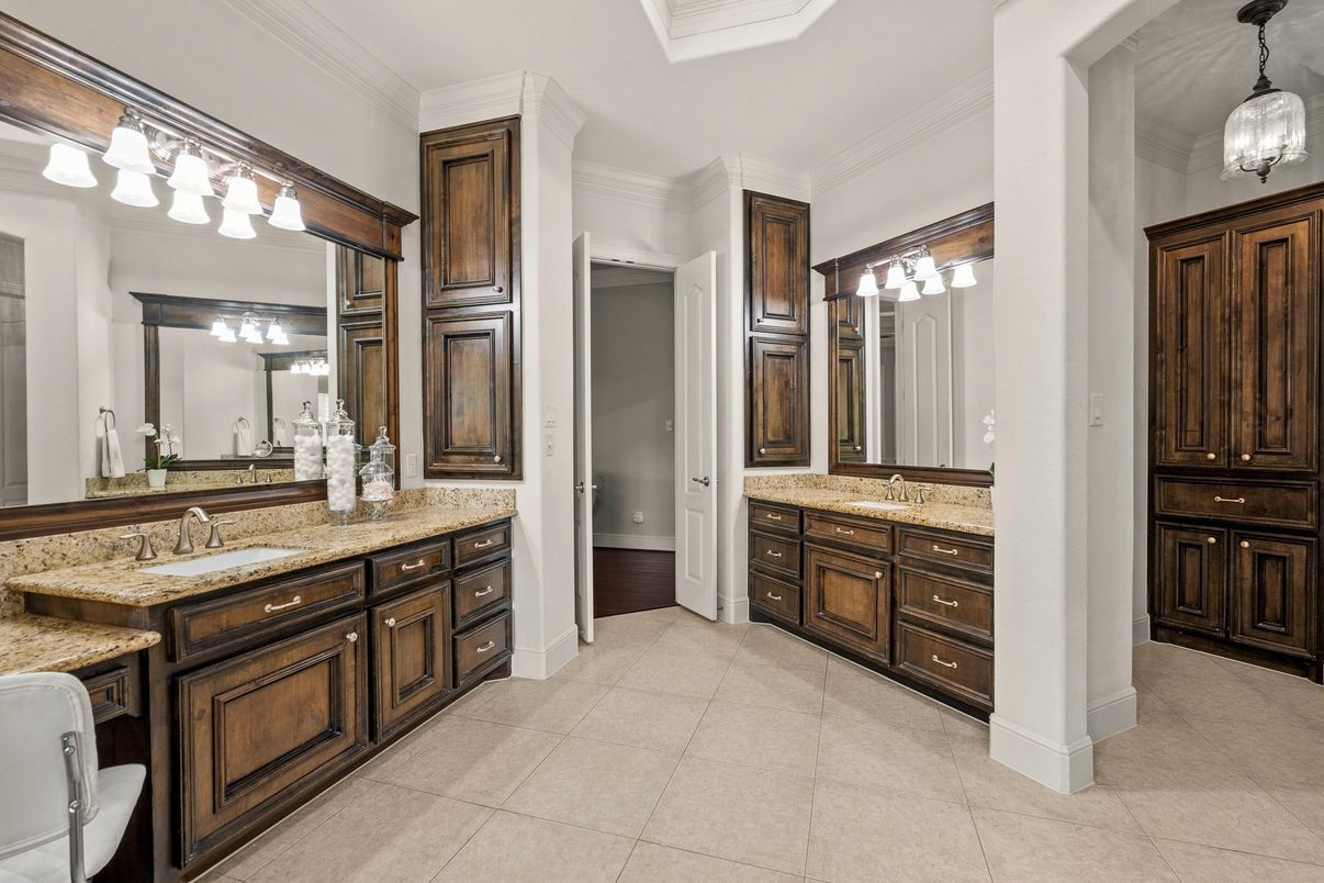Bathroom, Dual Sink Vanities, Interior, Pendant Lights