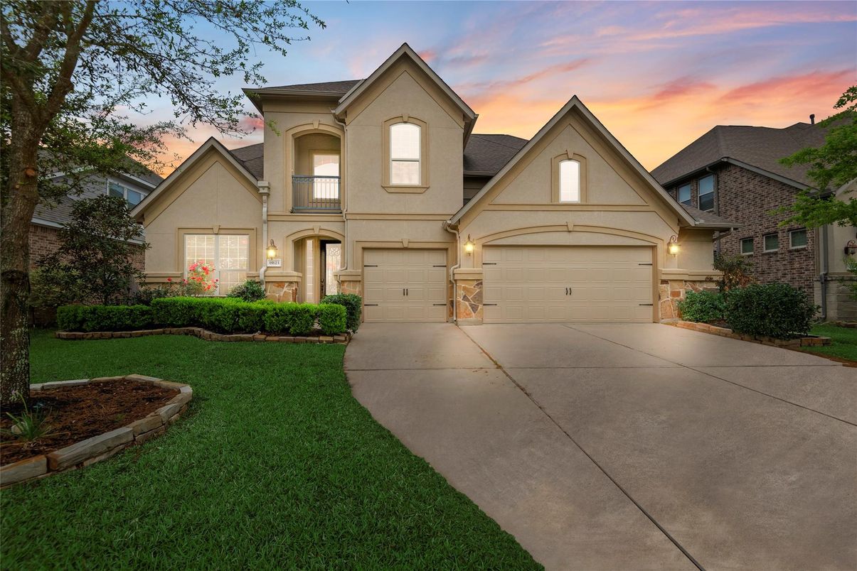 Attached, Exterior, Facade, Brick Traditional