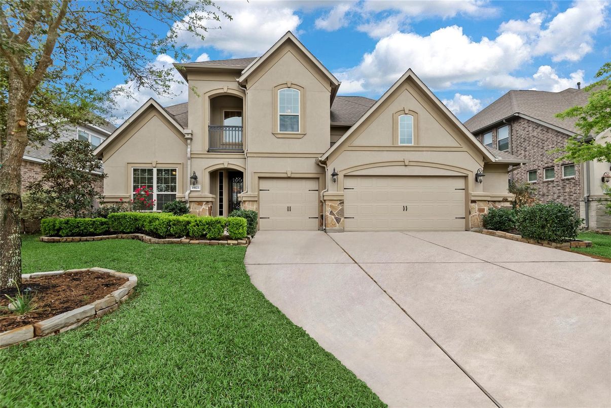Attached, Exterior, Facade, Brick Traditional