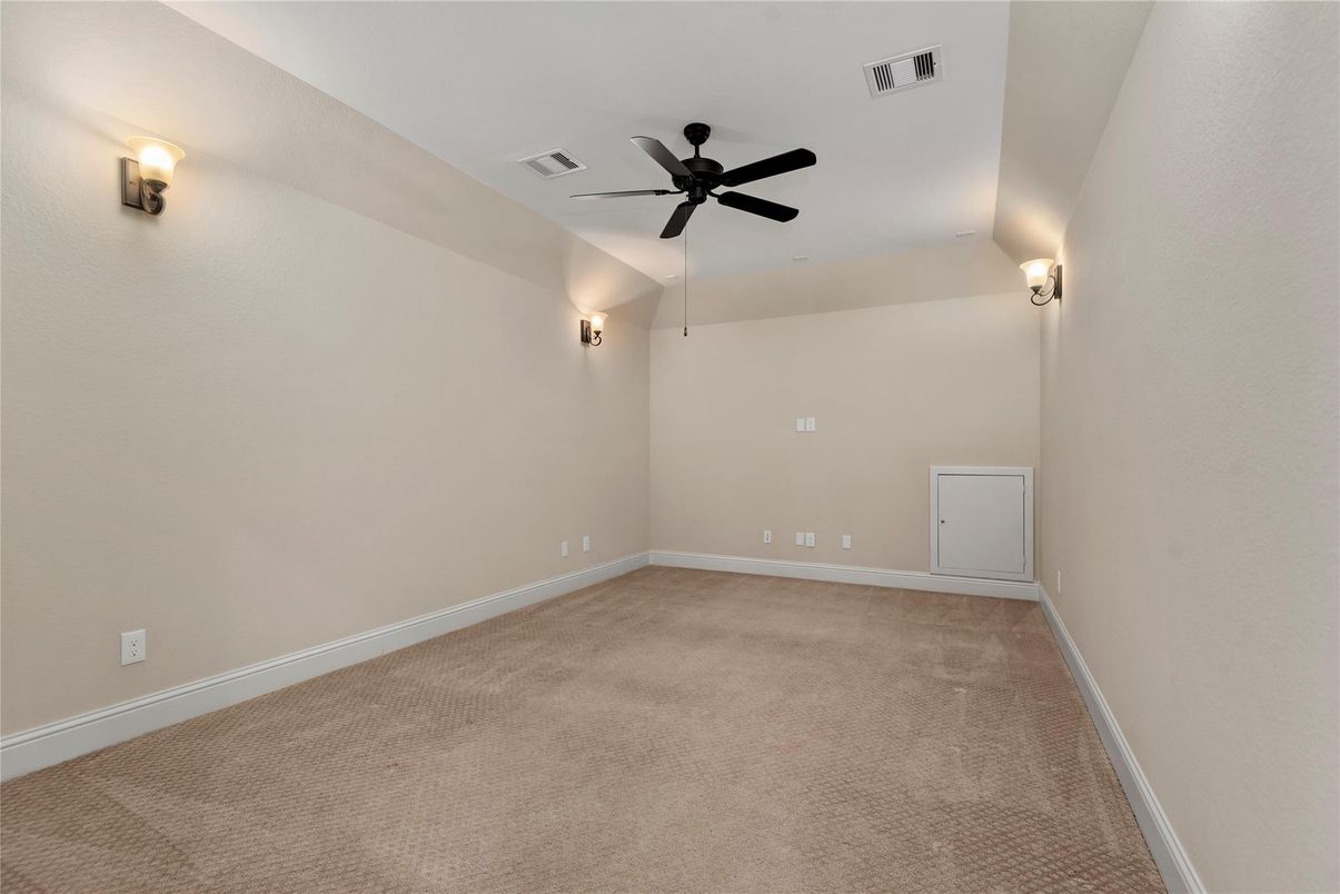 Empty room, Interior