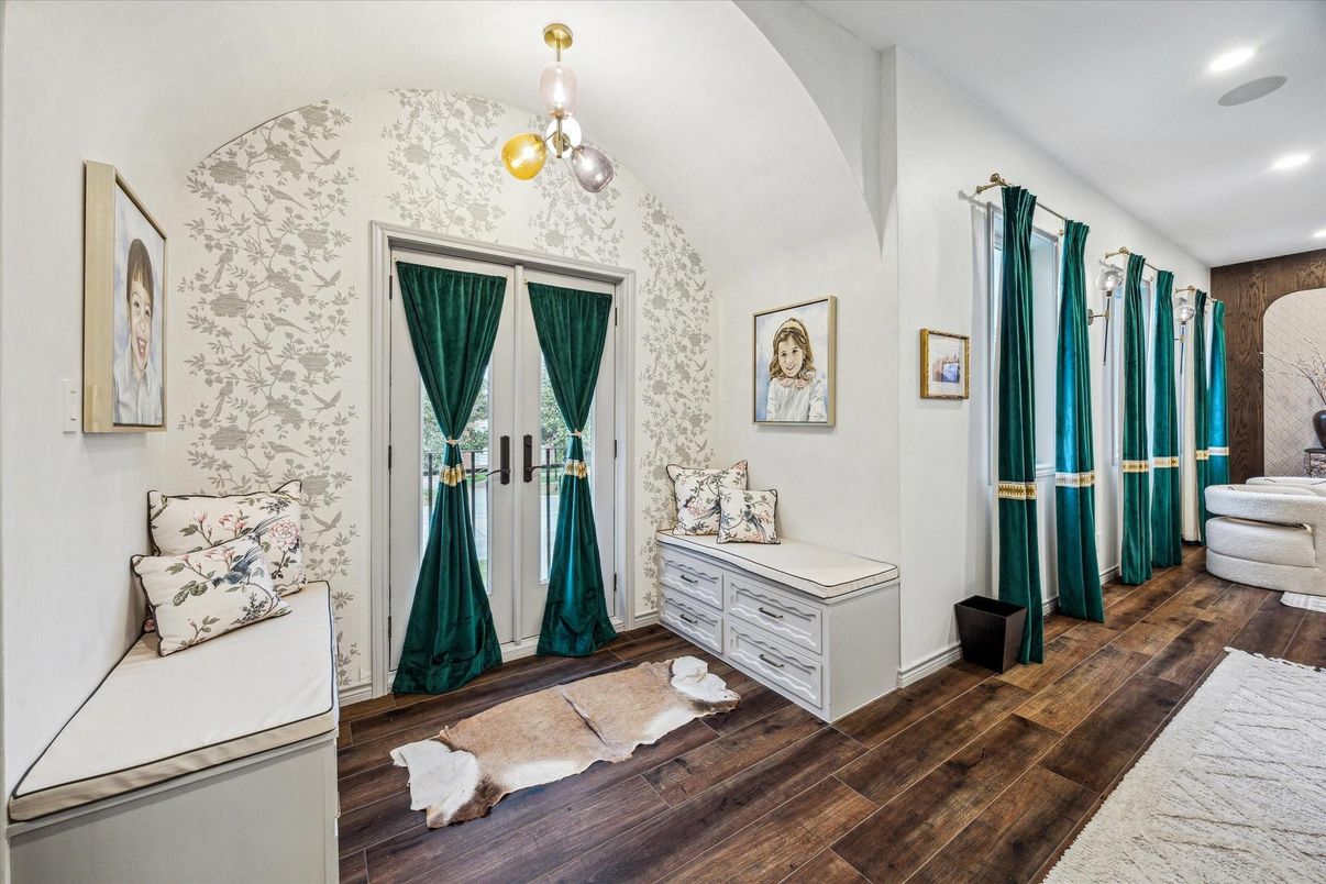 Bathroom, Interior, Pendant Lights, Recessed Lighting, Wood Texture Flooring