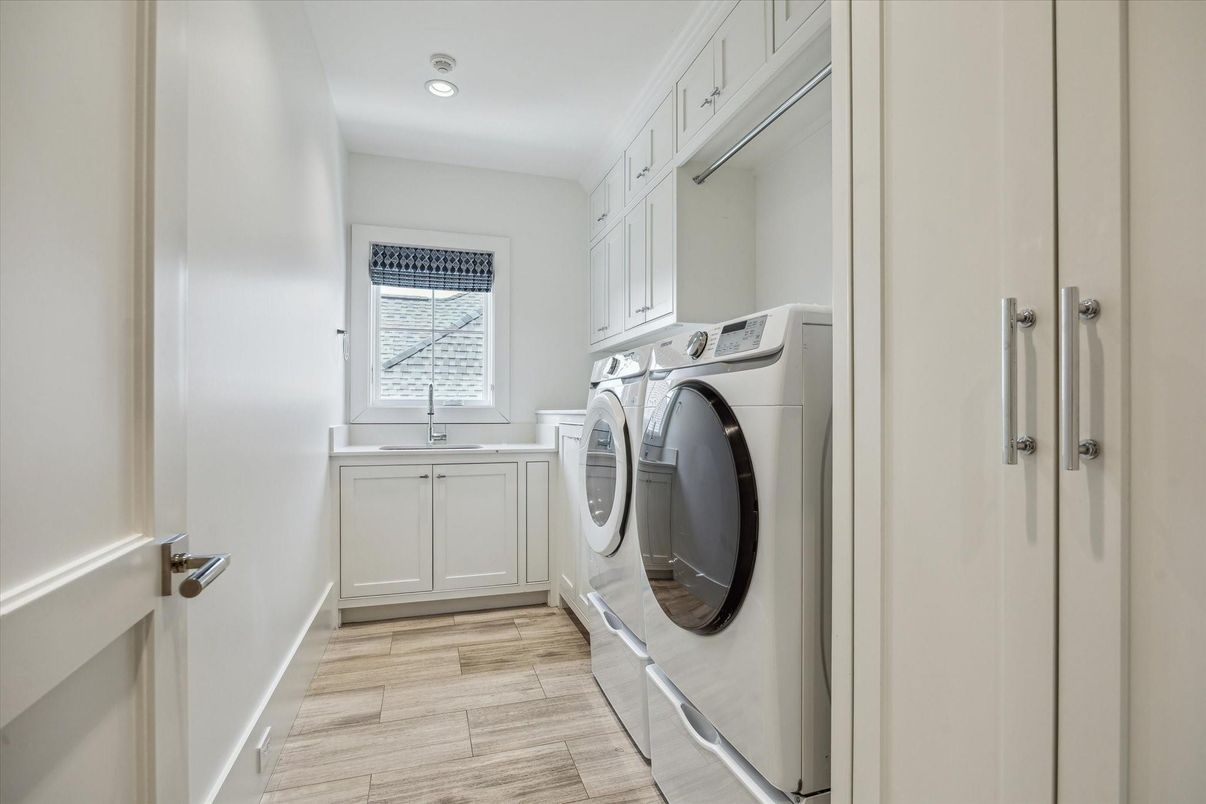 Interior, Recessed Lighting, Washer, Wood Texture Flooring