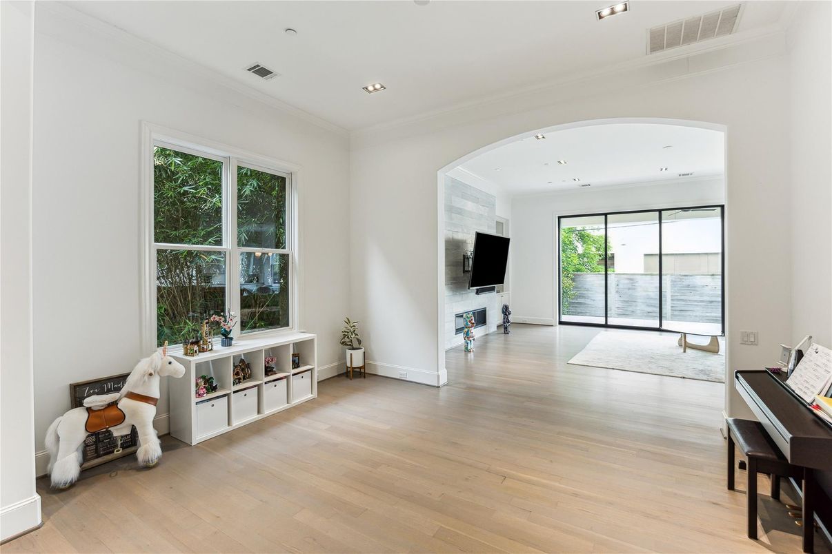 Interior, Piano, Recessed Lighting, Wood Texture Flooring