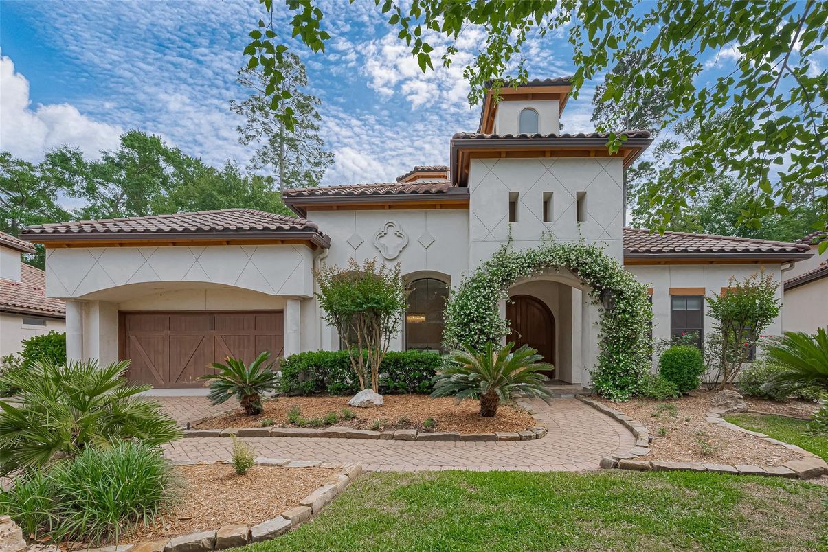 Attached, Exterior, Facade, Mediterranean