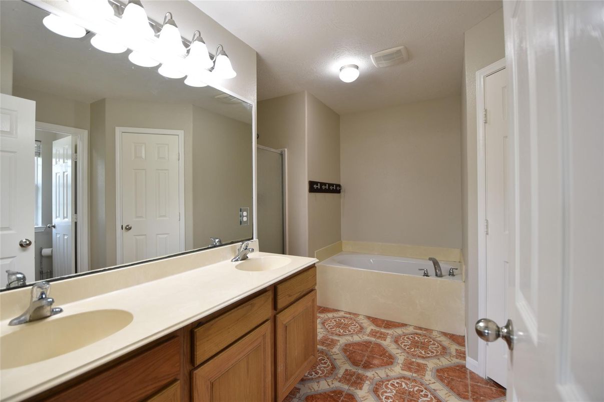 Bathroom, Dual Sink Vanities, Interior