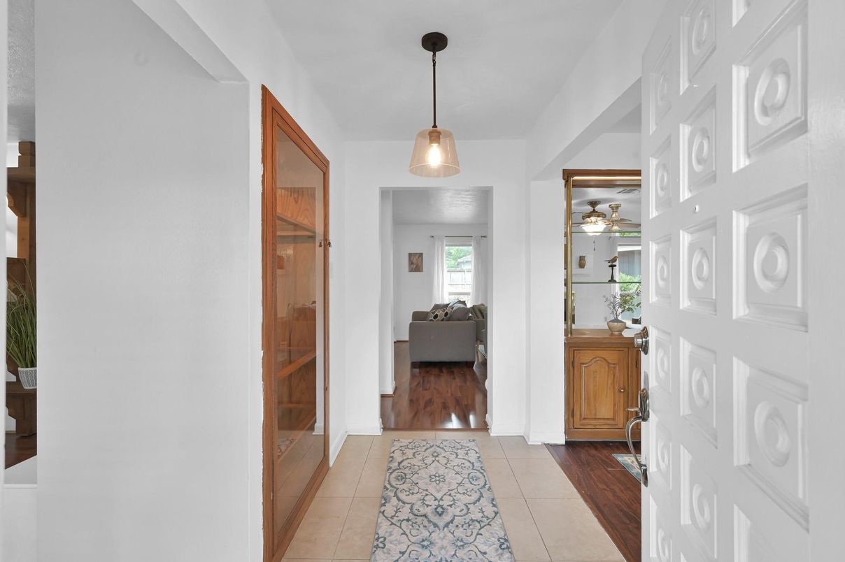 Interior, Pendant Lights, Wood Texture Flooring