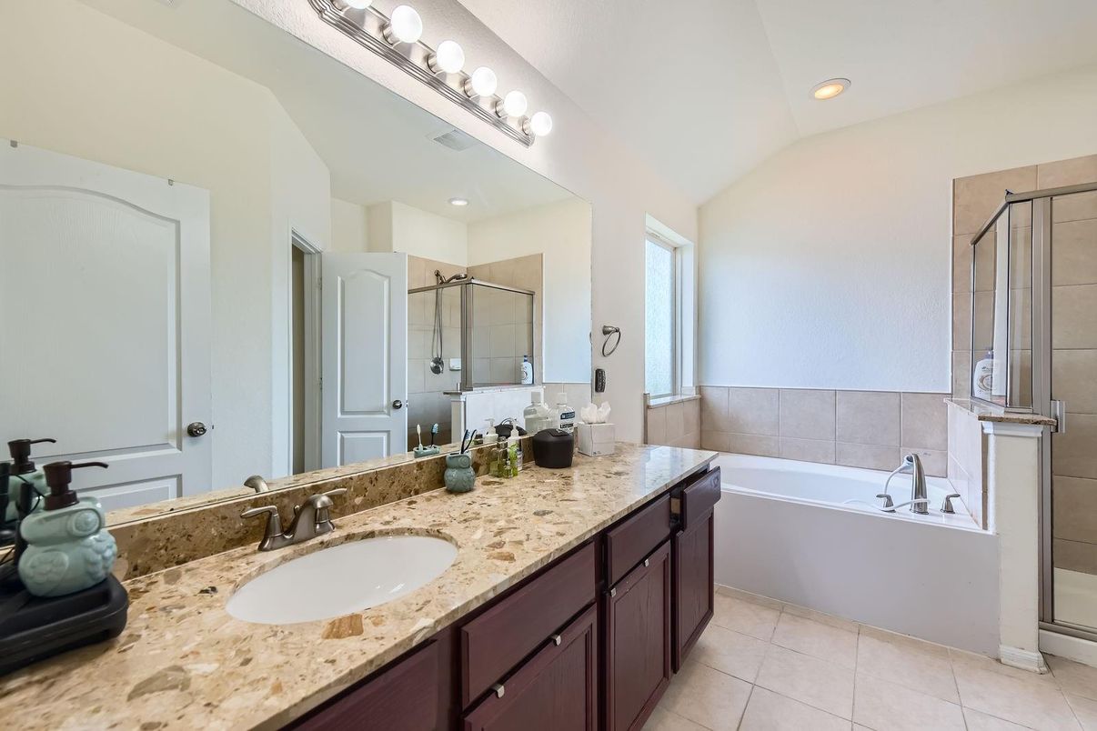 Bathroom, Dual Sink Vanities, Interior, Recessed Lighting