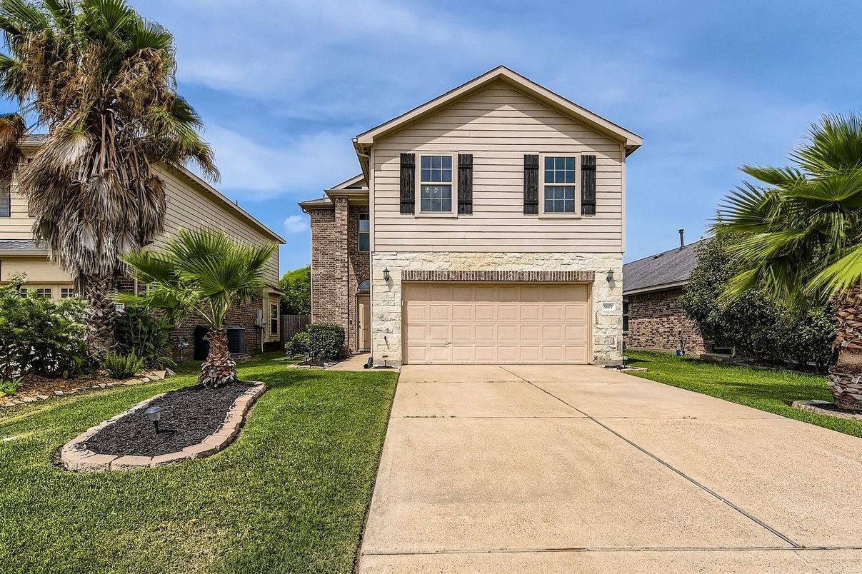 Attached, Exterior, Facade, American Craftsman
